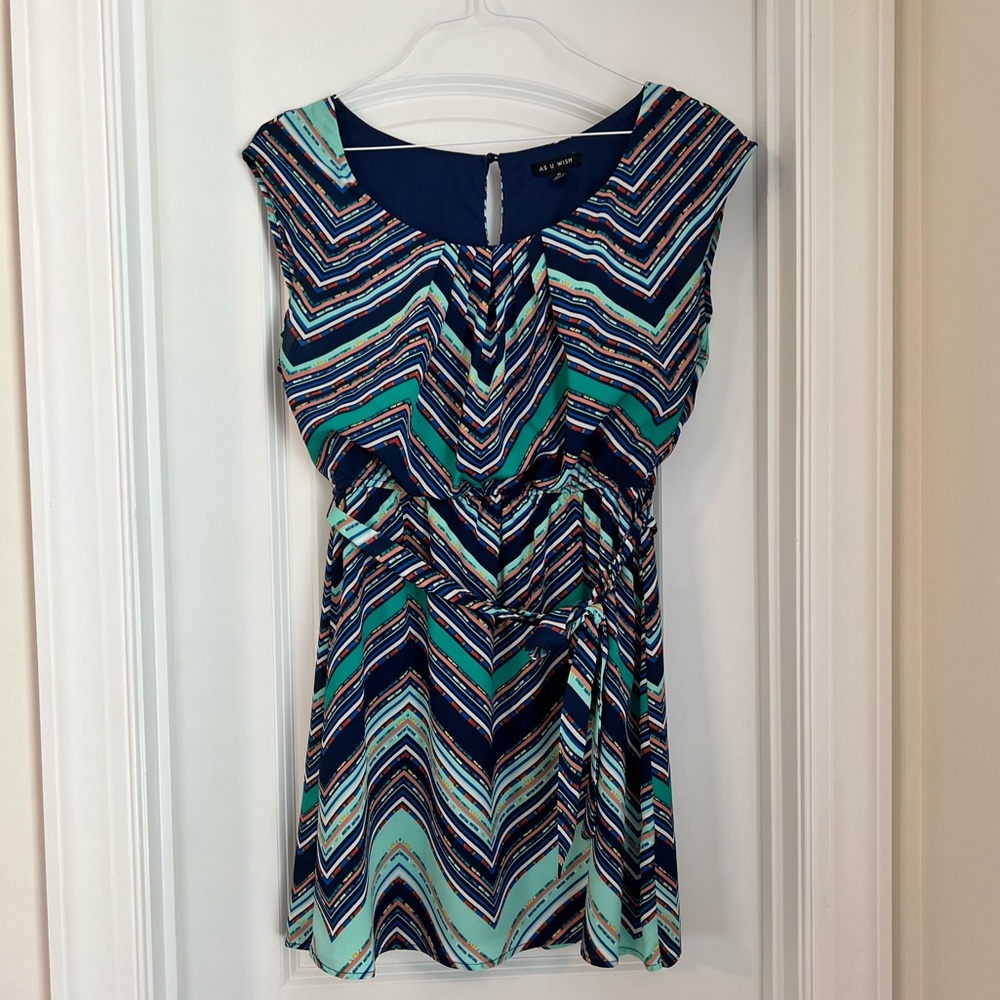 Women’s sleeveless patterned swing dress